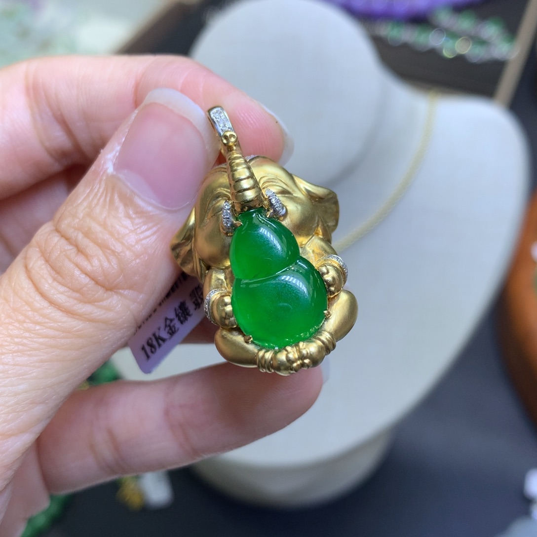 颈饰18K金镶嵌翡翠