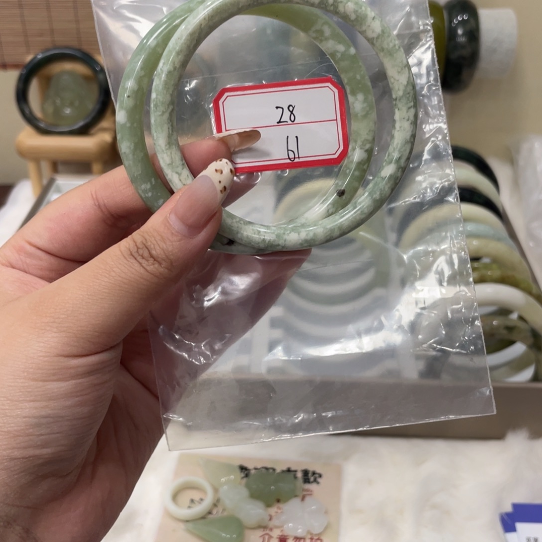 蛇纹石玉手镯未镶嵌
