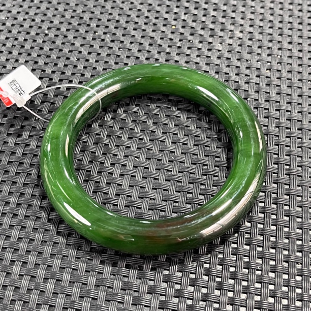 【七号坑老冰底高色辣绿聚红皮56圈口】俄老料碧玉约11.5mm胖圆手镯