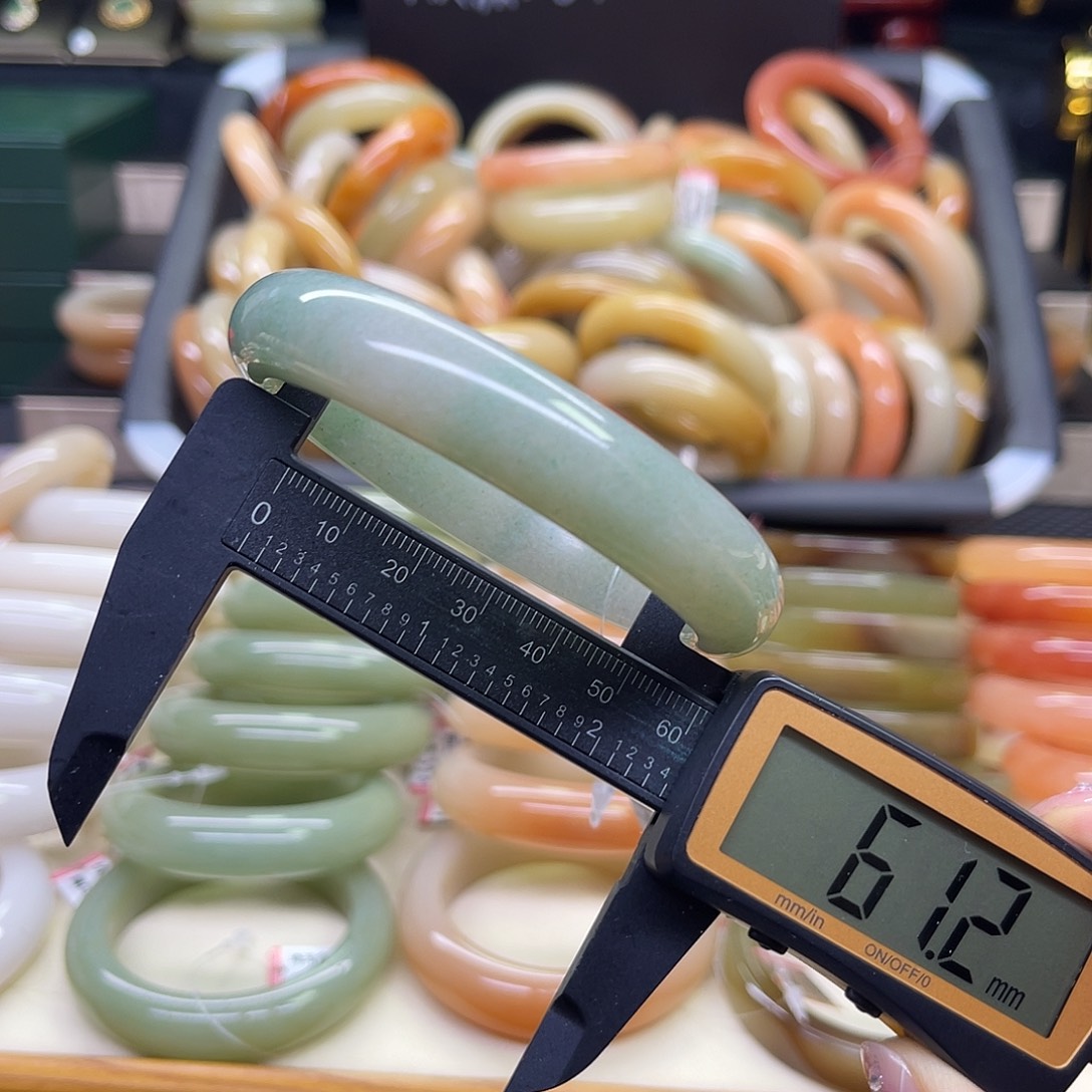 石英质玉未镶嵌手镯