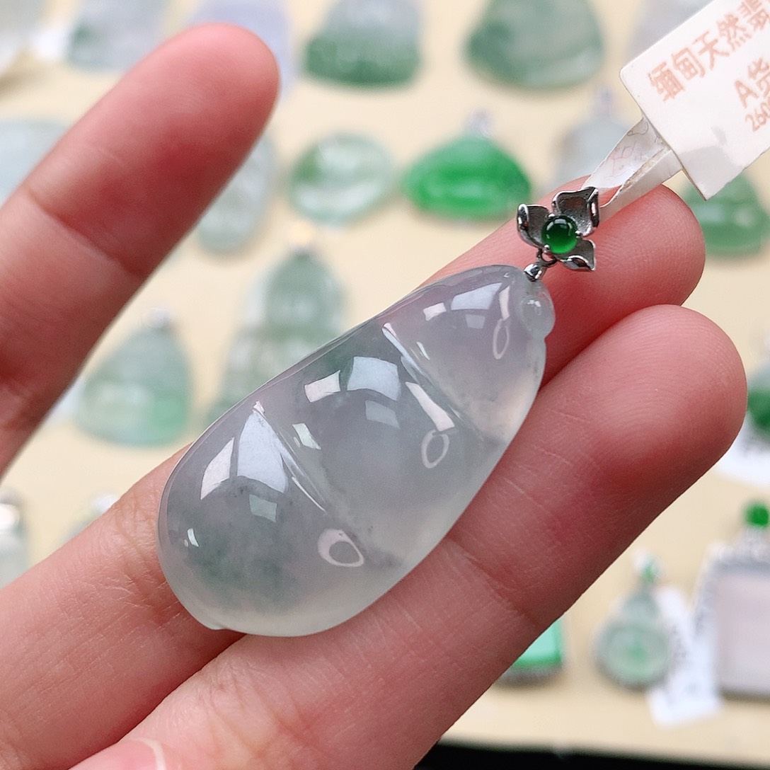 翡翠18K金镶嵌颈饰豆子