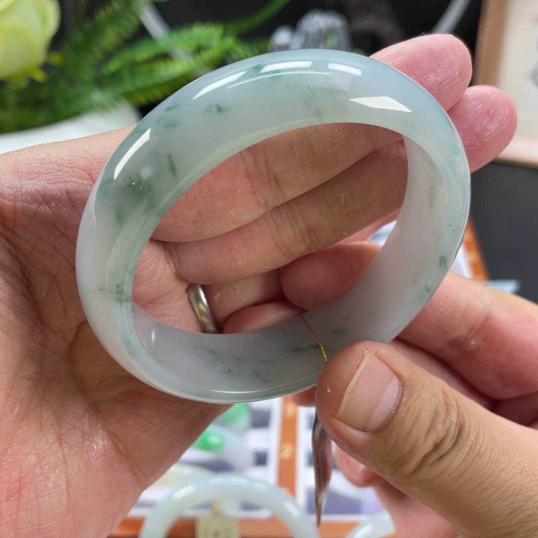 翡翠手镯未镶嵌翡翠