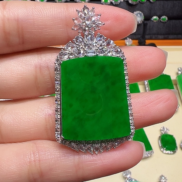 翡翠18K金镶嵌颈饰吊坠