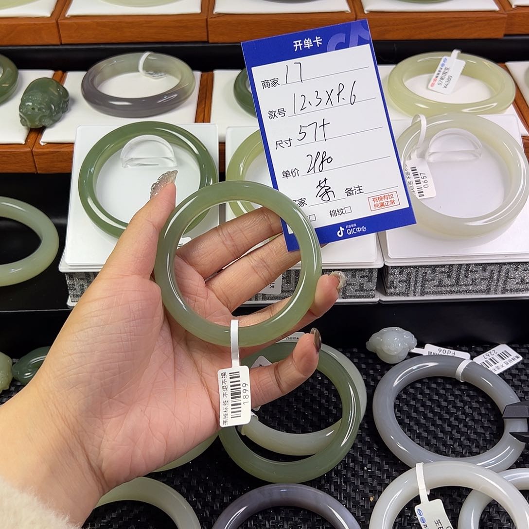 和田玉手镯未镶嵌茶*七