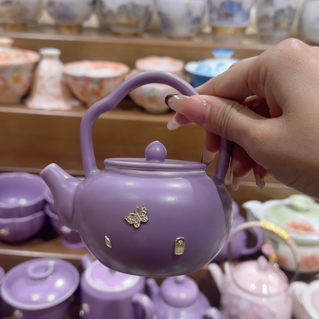 茶杯的设计是由传统家具风格而