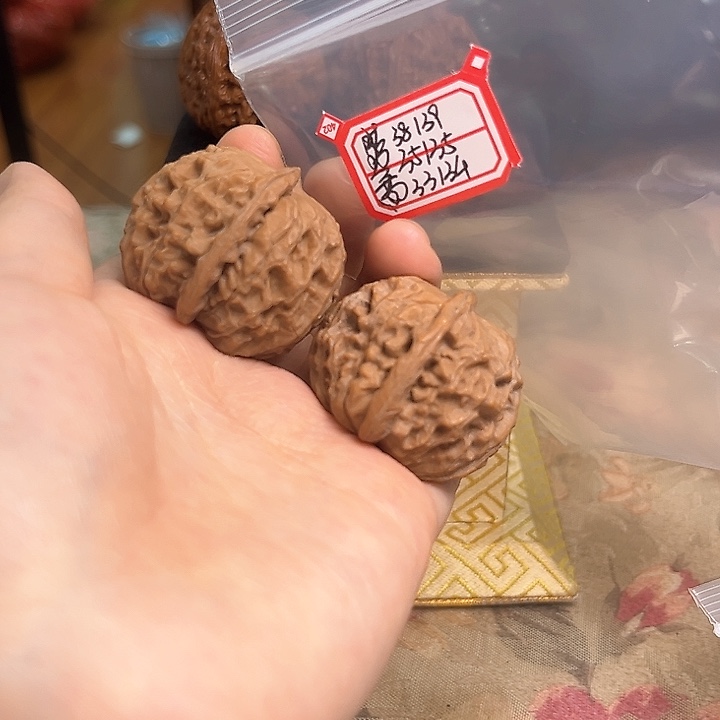 文玩核桃吊坠非嫁接元宝