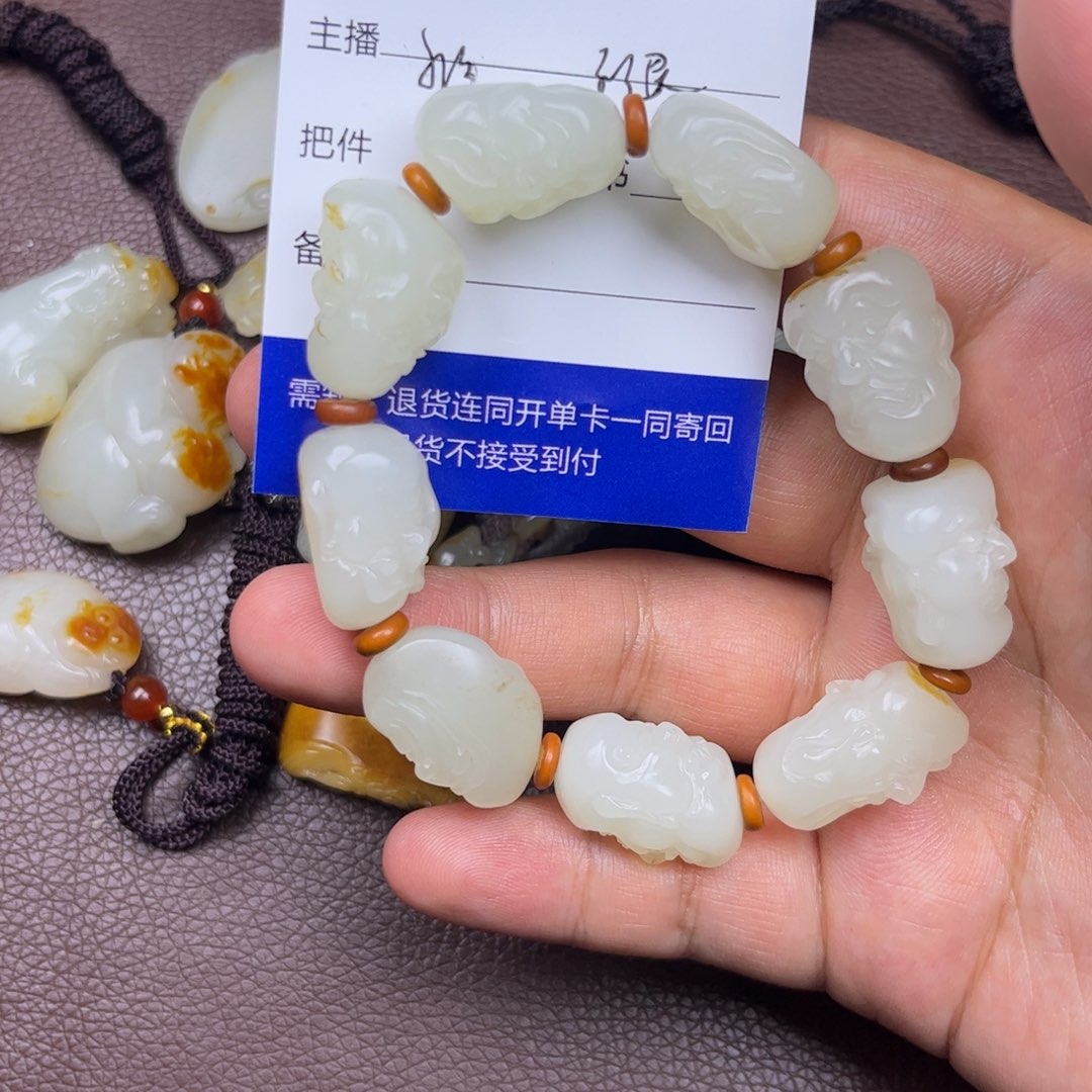 钦***人未镶嵌和田玉挂件