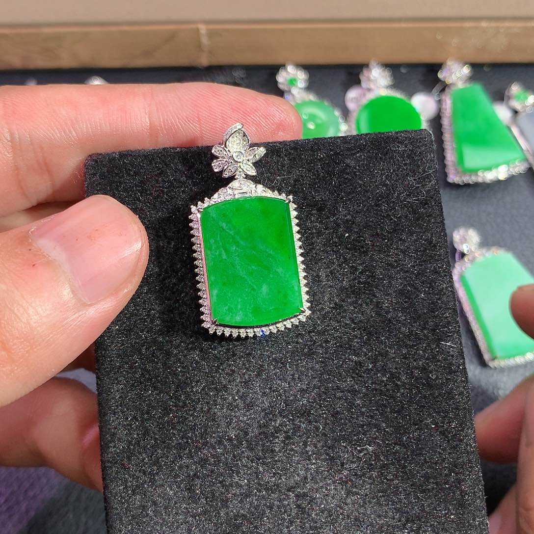 翡翠吊坠(赠链)18K金镶嵌