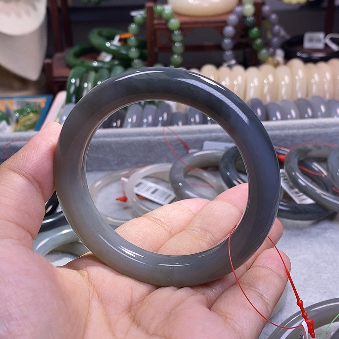 和田玉孤品老矿料手镯57烟紫未镶嵌欢**?