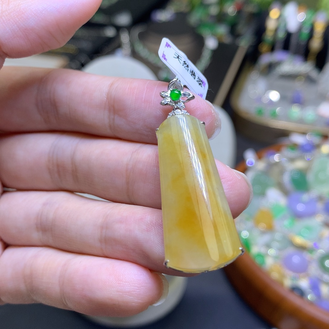 颈饰18K金镶嵌翡翠