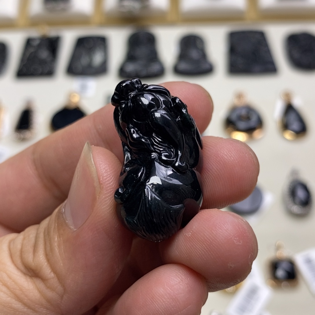 翡翠未镶嵌颈饰貔貅