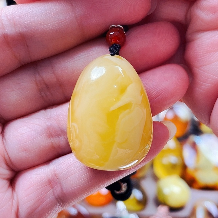 未镶嵌颈饰琥珀吊坠