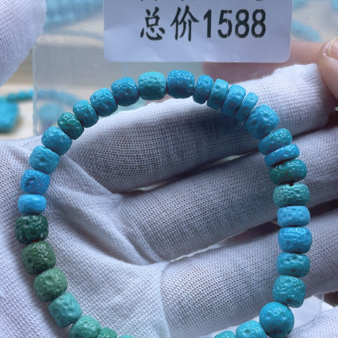 绿松石未镶嵌天然原矿绿松石雕刻件
