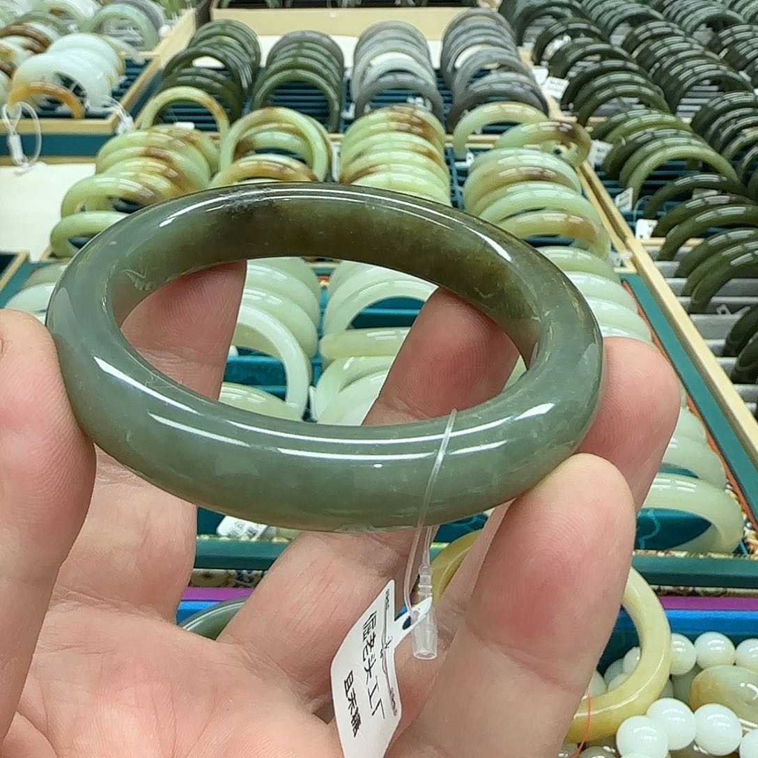 和田玉手镯未镶嵌聪*