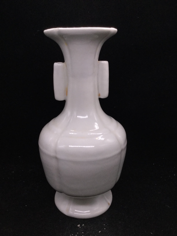 景德镇甜白釉双耳瓶