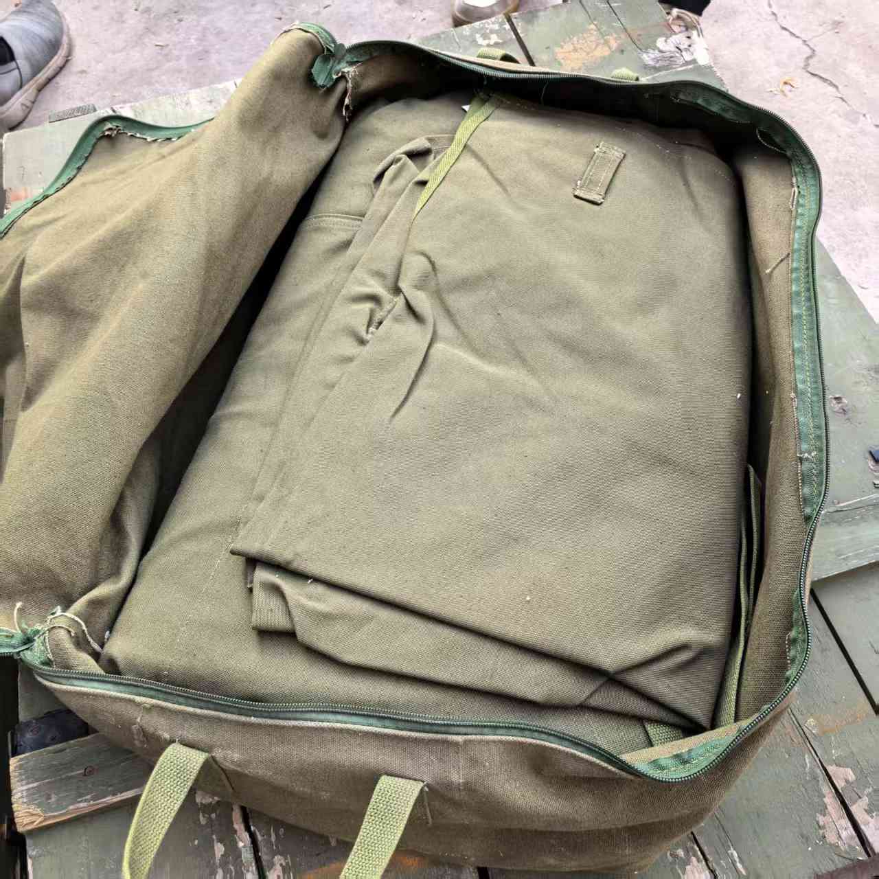 仓库库存老货超大手提帆布行李袋适合旅行使用