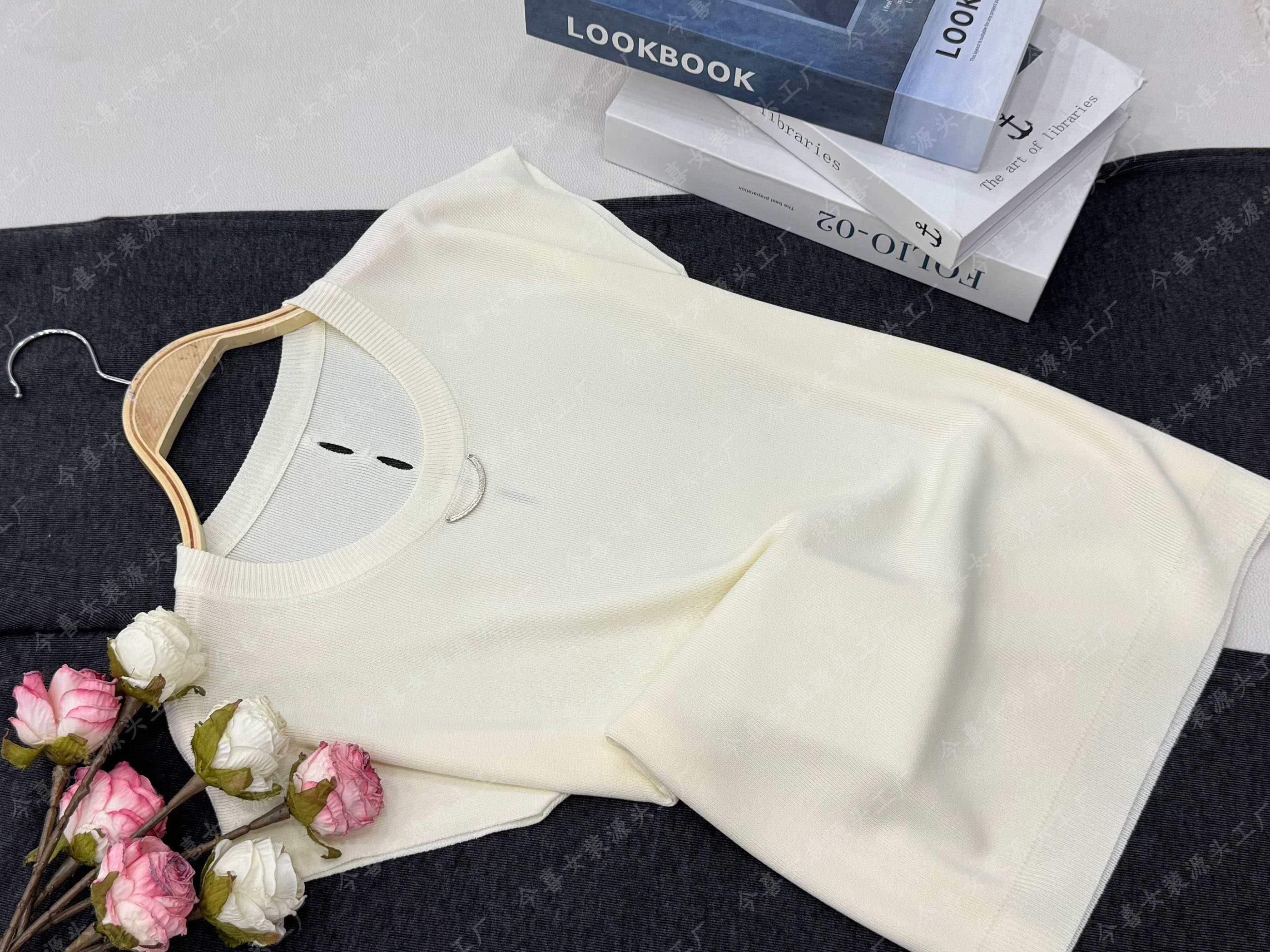 【杏色镂空微笑】夏季时尚透气舒适百搭上衣QC3113