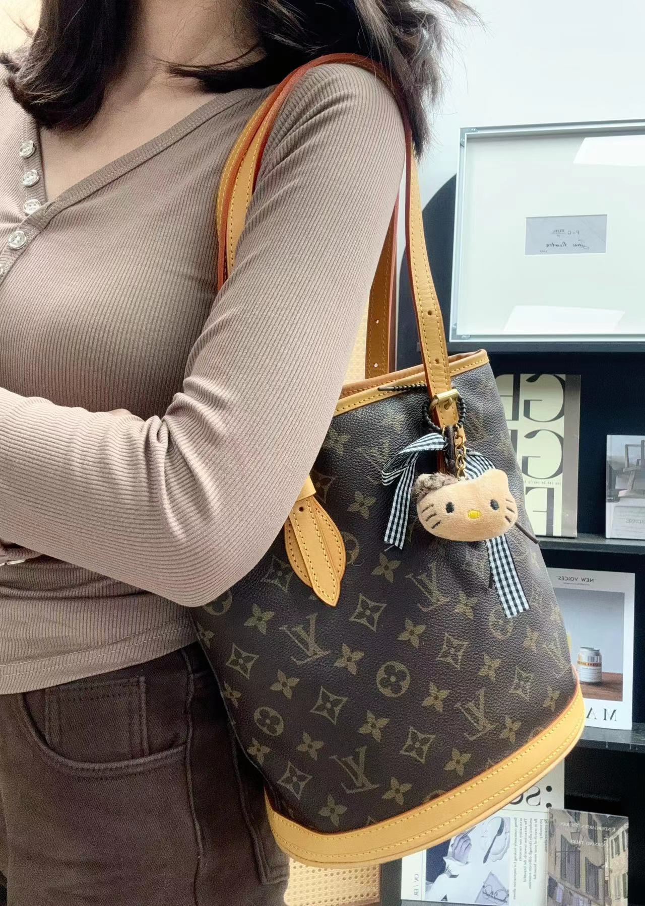 95新 LouisVuitton/路易威登 老花水桶包单肩包/秋境 09694