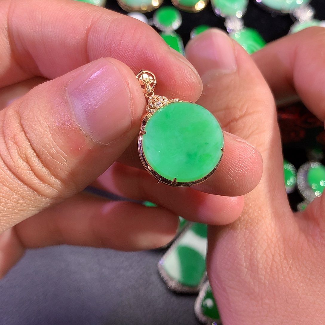 翡翠吊坠(赠链)18K金镶嵌