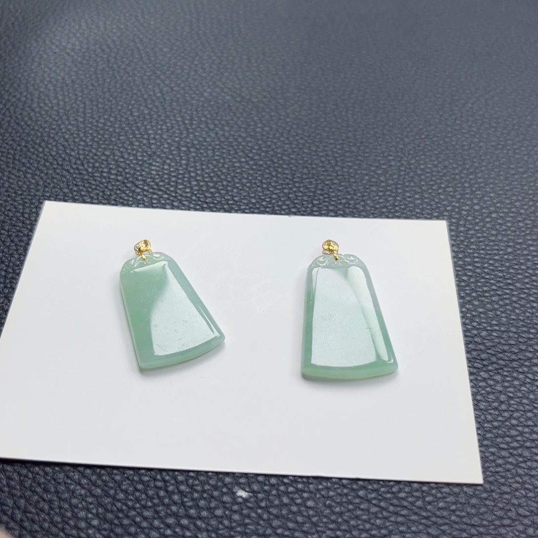 翡翠颈饰未镶嵌无事牌