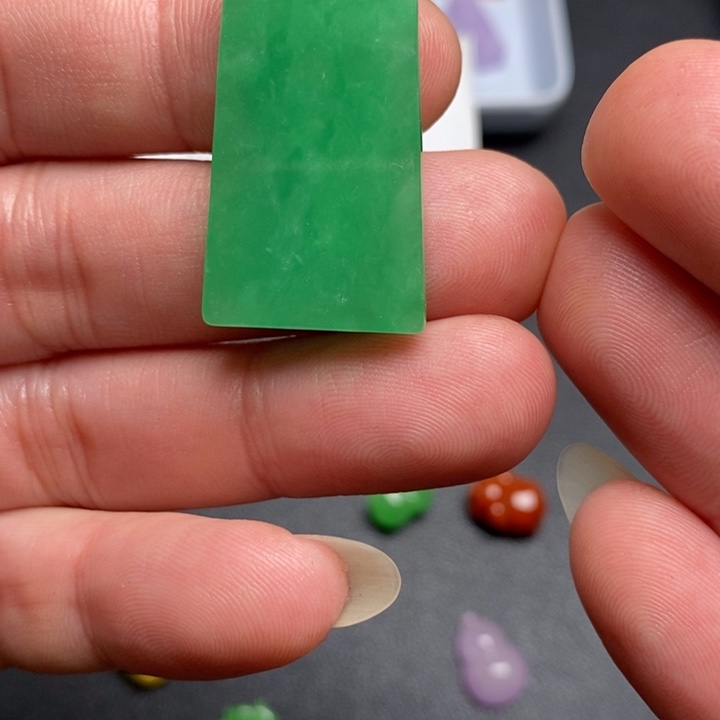 人***事翡翠未镶嵌颈饰挂件