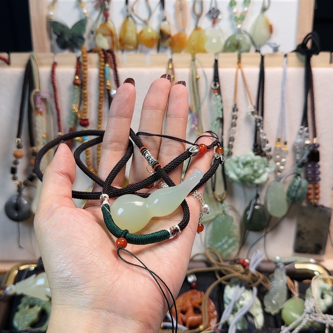 豆***菜蛇纹石玉未镶嵌颈饰