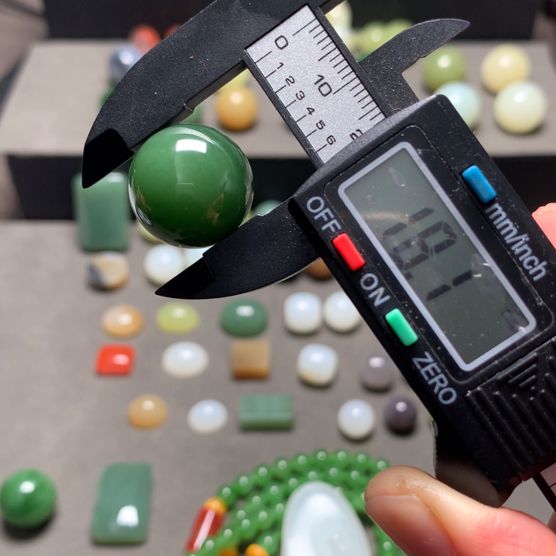 和田玉未镶嵌颈饰王*一