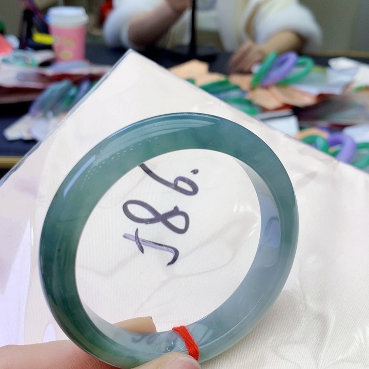 翡翠手镯未镶嵌翡翠手镯