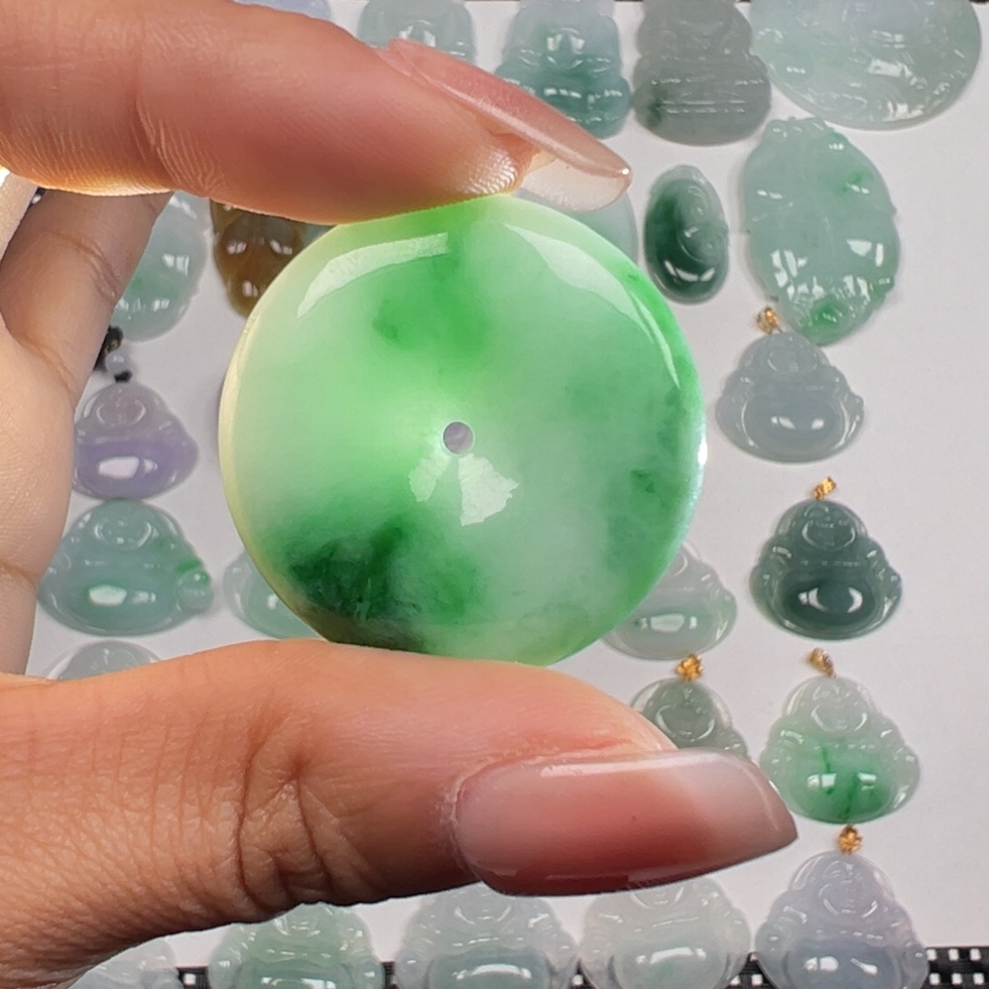 翡翠未镶嵌颈饰平安扣