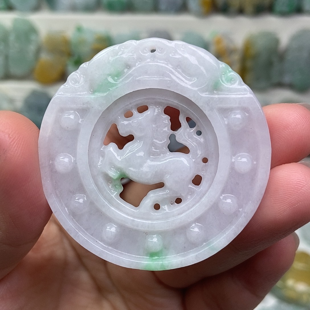 翡翠未镶嵌吊坠(赠链)