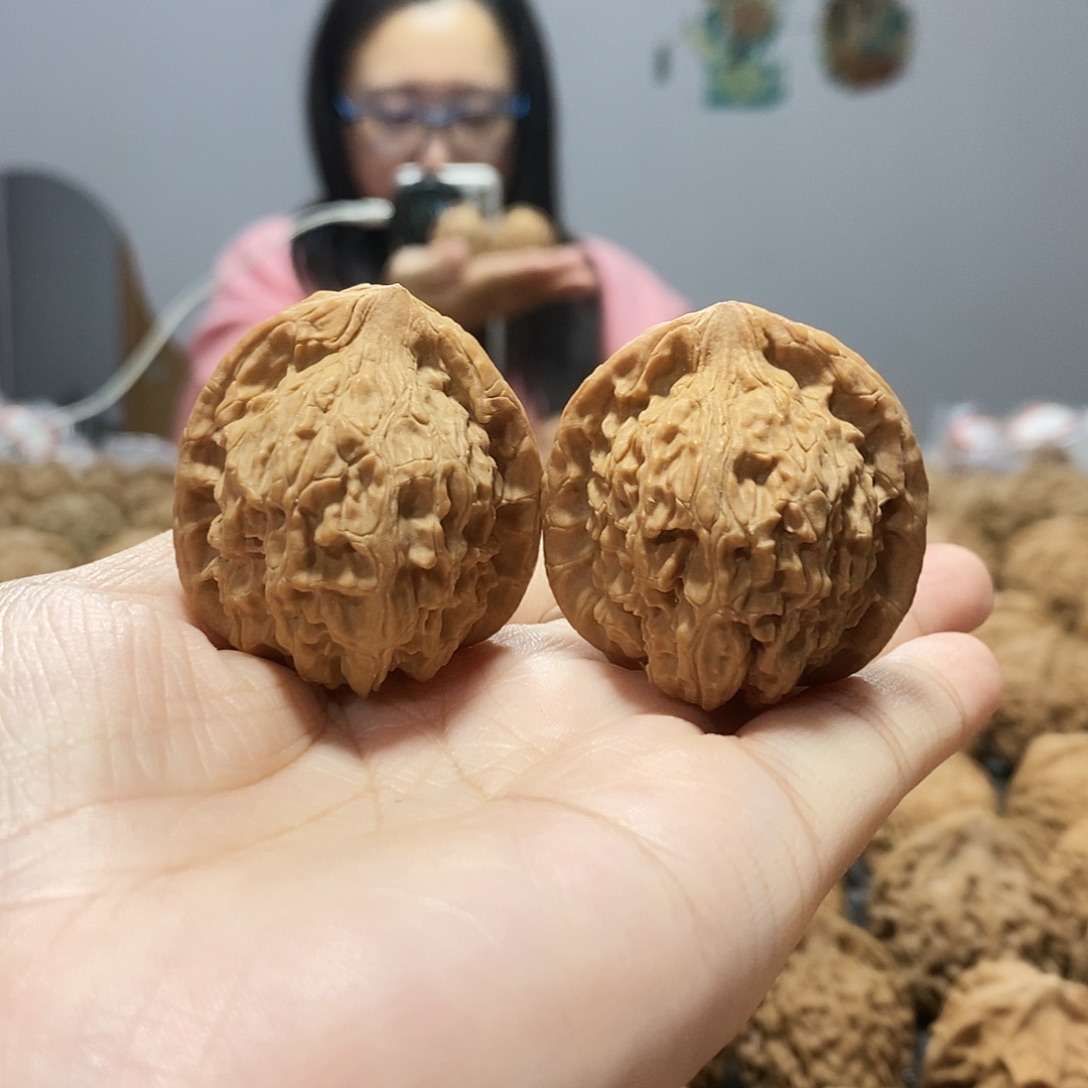 文玩核桃吊坠红狮子37