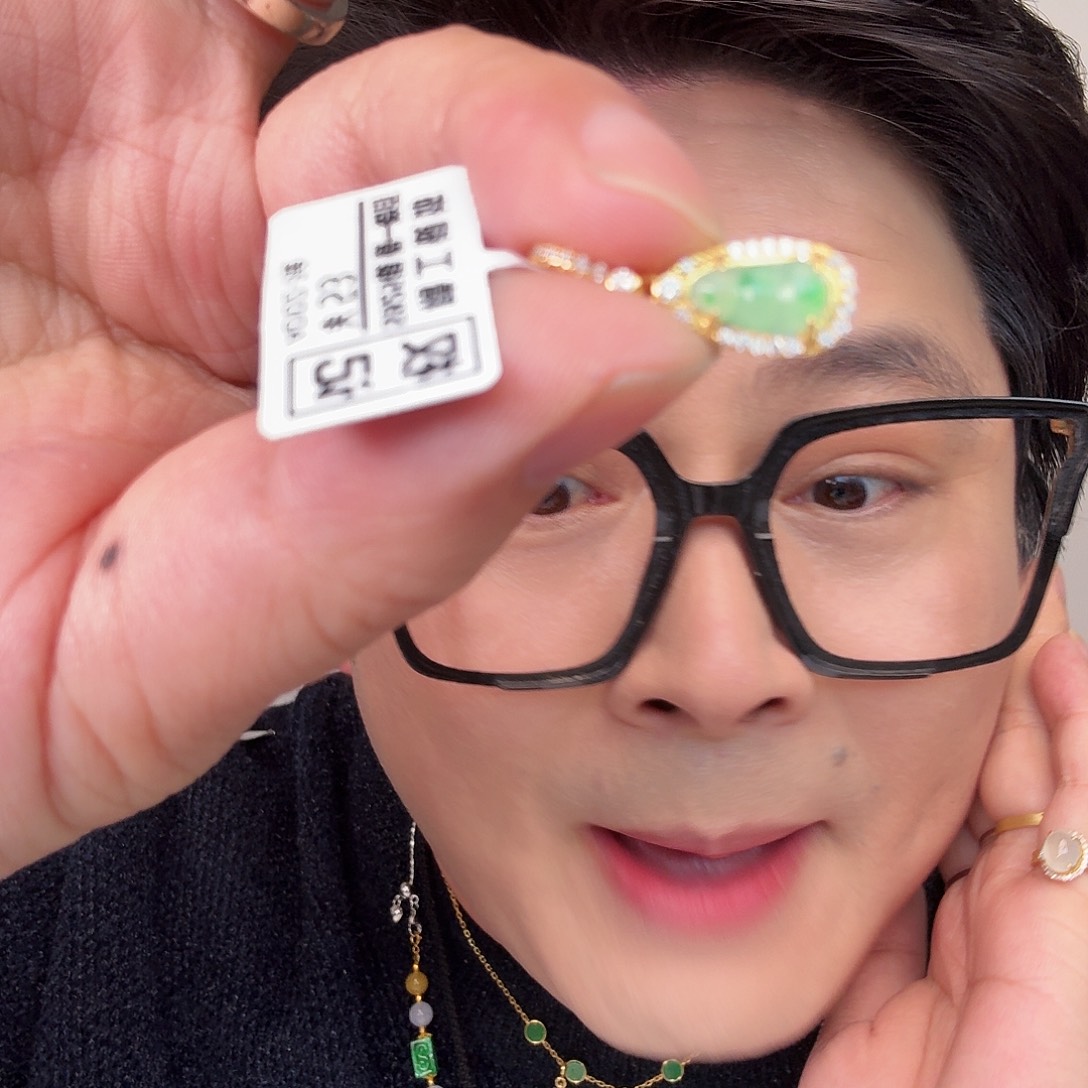 翡翠未镶嵌颈饰一件