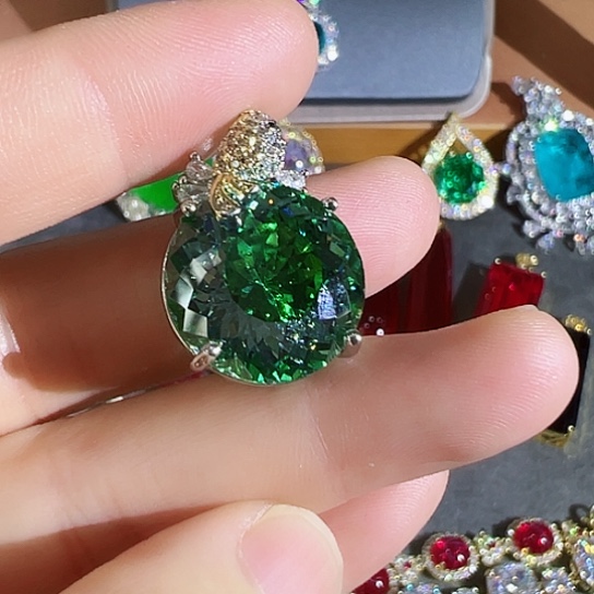 未镶嵌颈饰红宝石