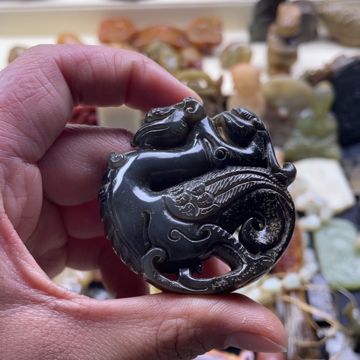 蛇纹石玉颈饰未镶嵌