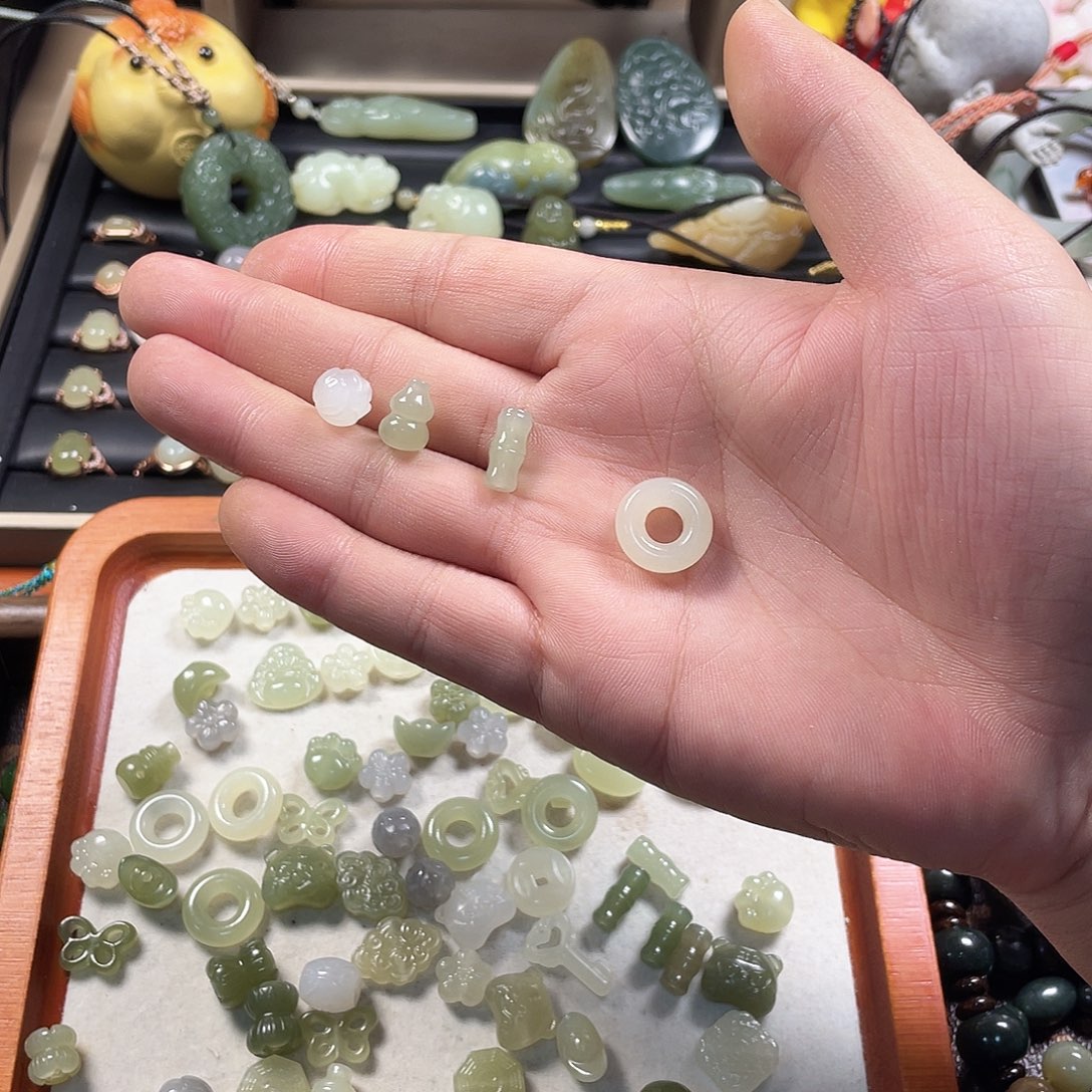 阿***淋和田玉未镶嵌手镯