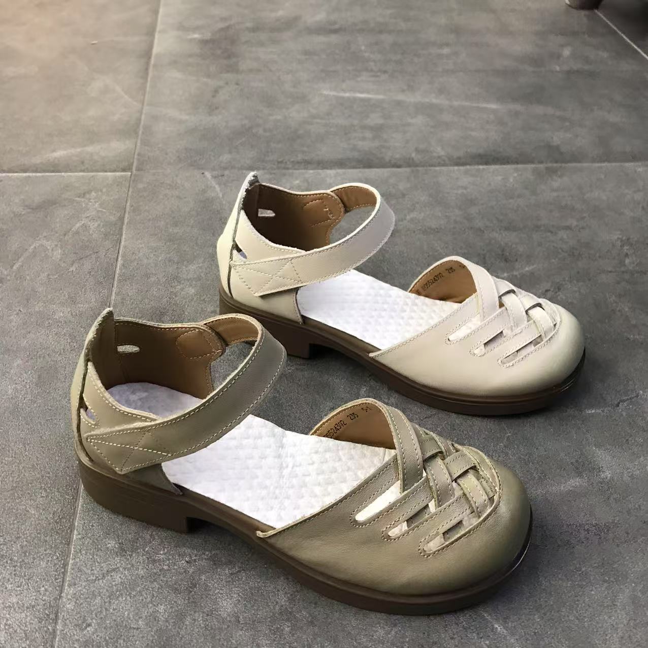 805524392夏季新款2025年中空简约平底舒适不累脚圆头包头凉鞋女