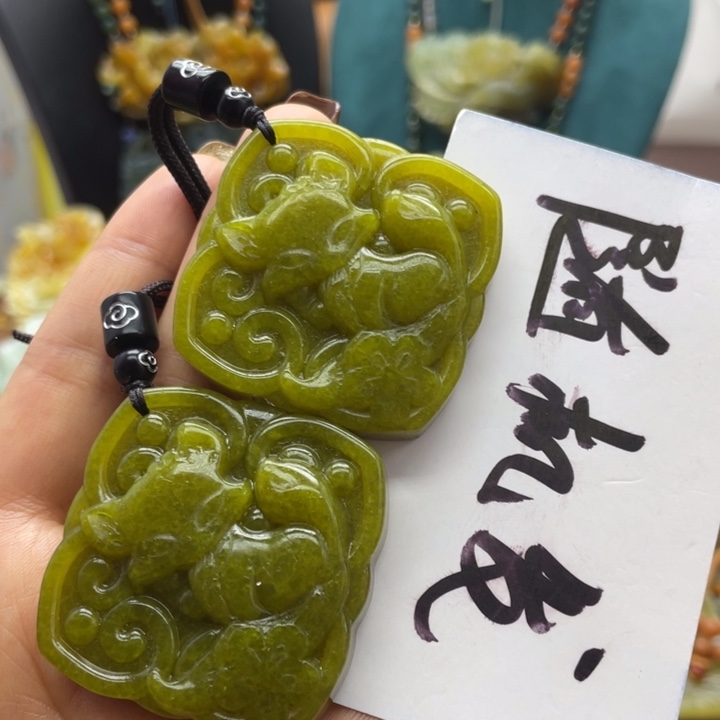 蛇纹石玉未镶嵌颈饰