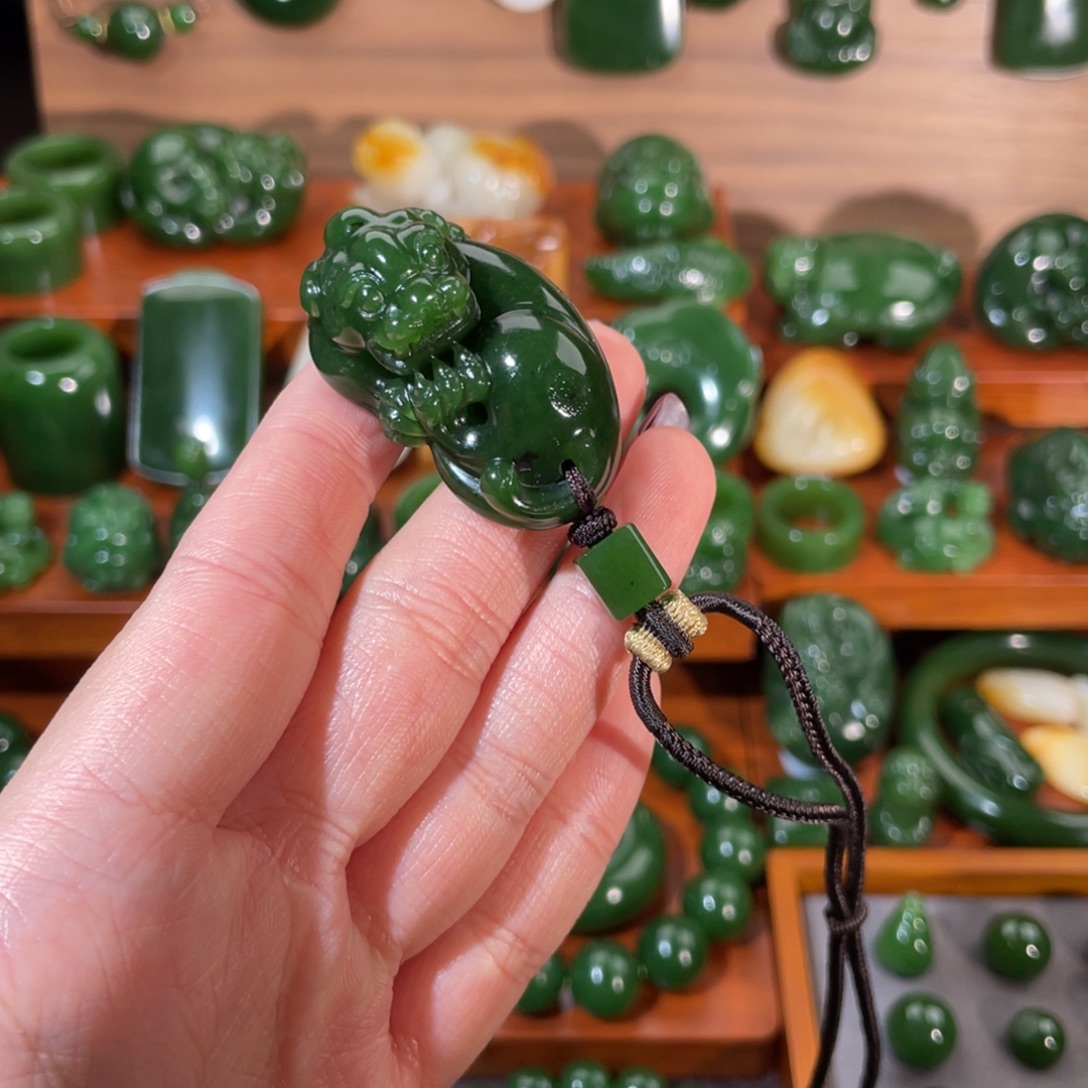 打***强和田玉未镶嵌颈饰