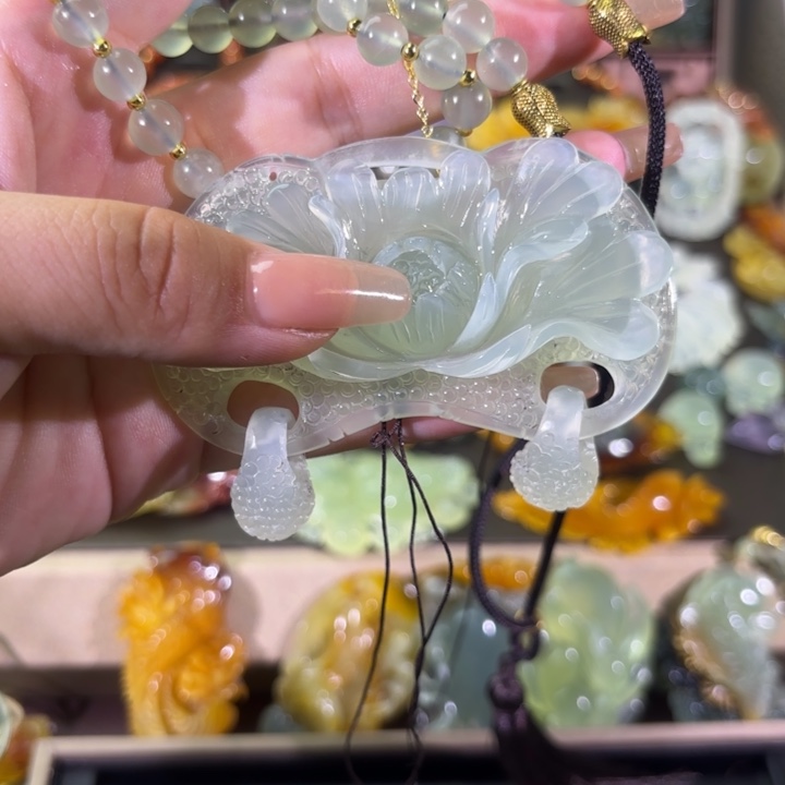 蛇纹石玉未镶嵌颈饰