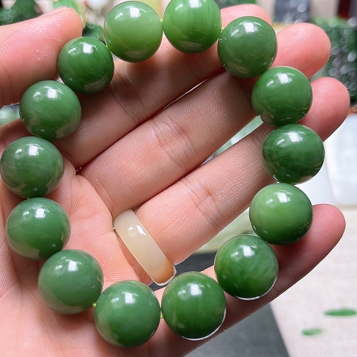 和田玉未镶嵌颈饰陈****?