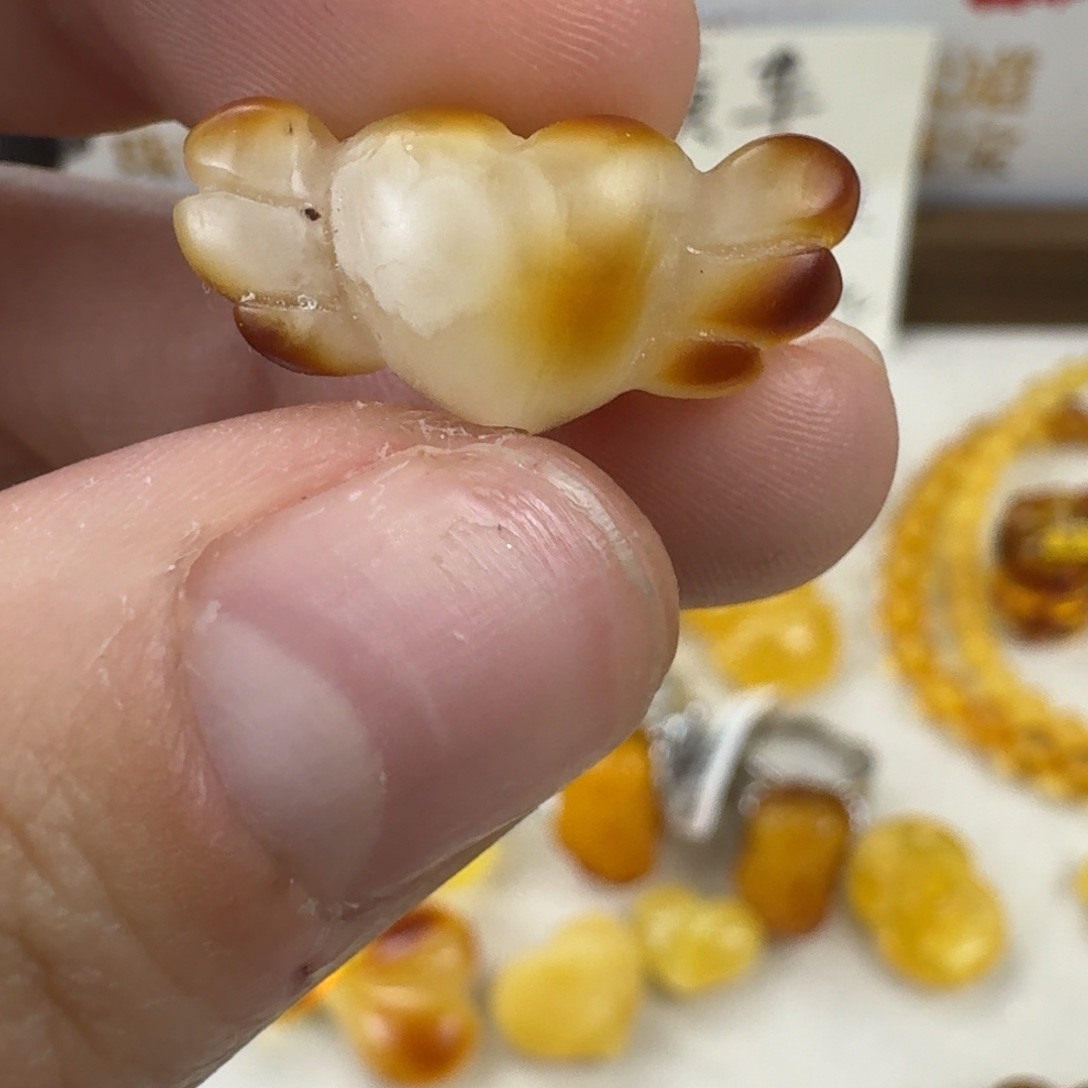 蜜蜡未镶嵌珠宝奇石俏色天使之翼 22.4×10.5×8.8mm