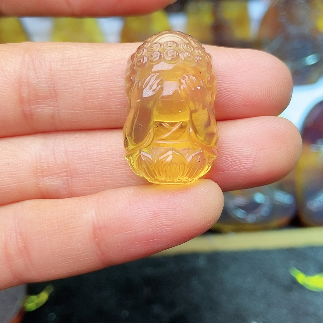 琥珀颈饰未镶嵌不看