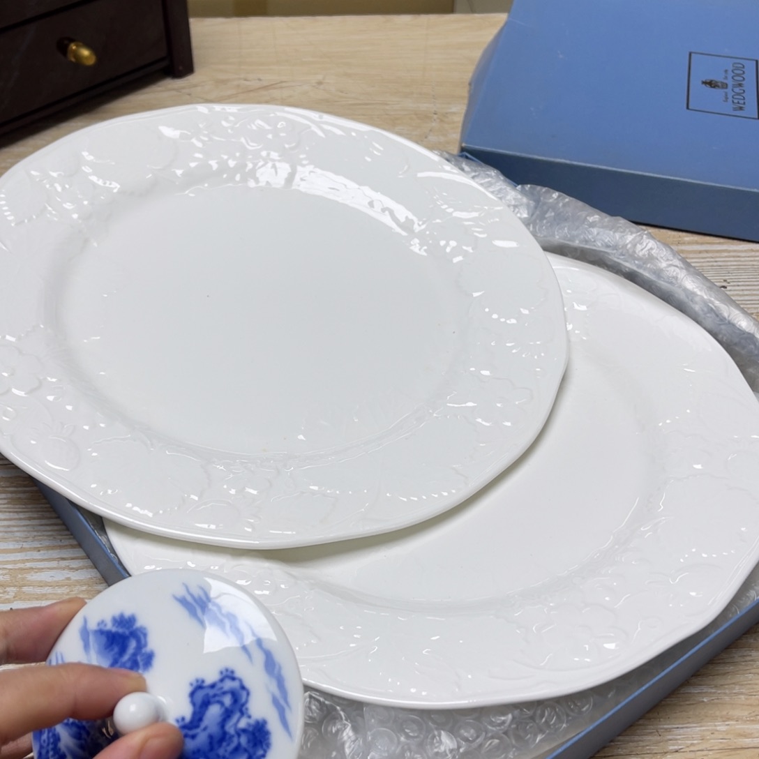 瓷片密密麻麻地排列着一个