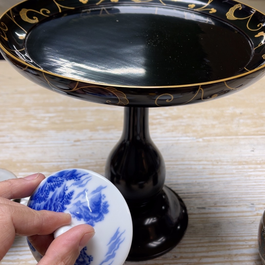 瓷片密密麻麻地排列着一个