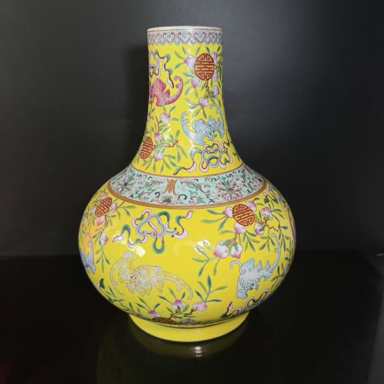 Lot31-C黄地粉彩荸荠瓶-光绪年制款H32-LF12090070001060