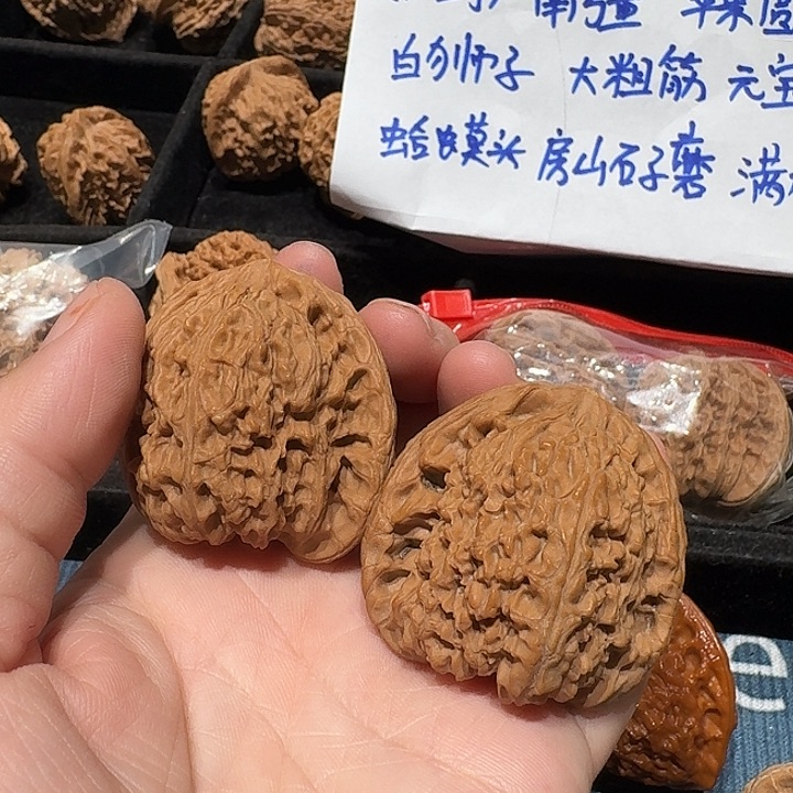 勒***弟把件文玩核桃43南疆石尖黄点