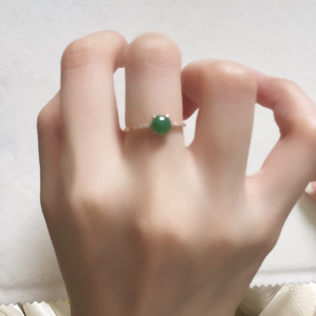 翡翠戒指18K金镶嵌简单