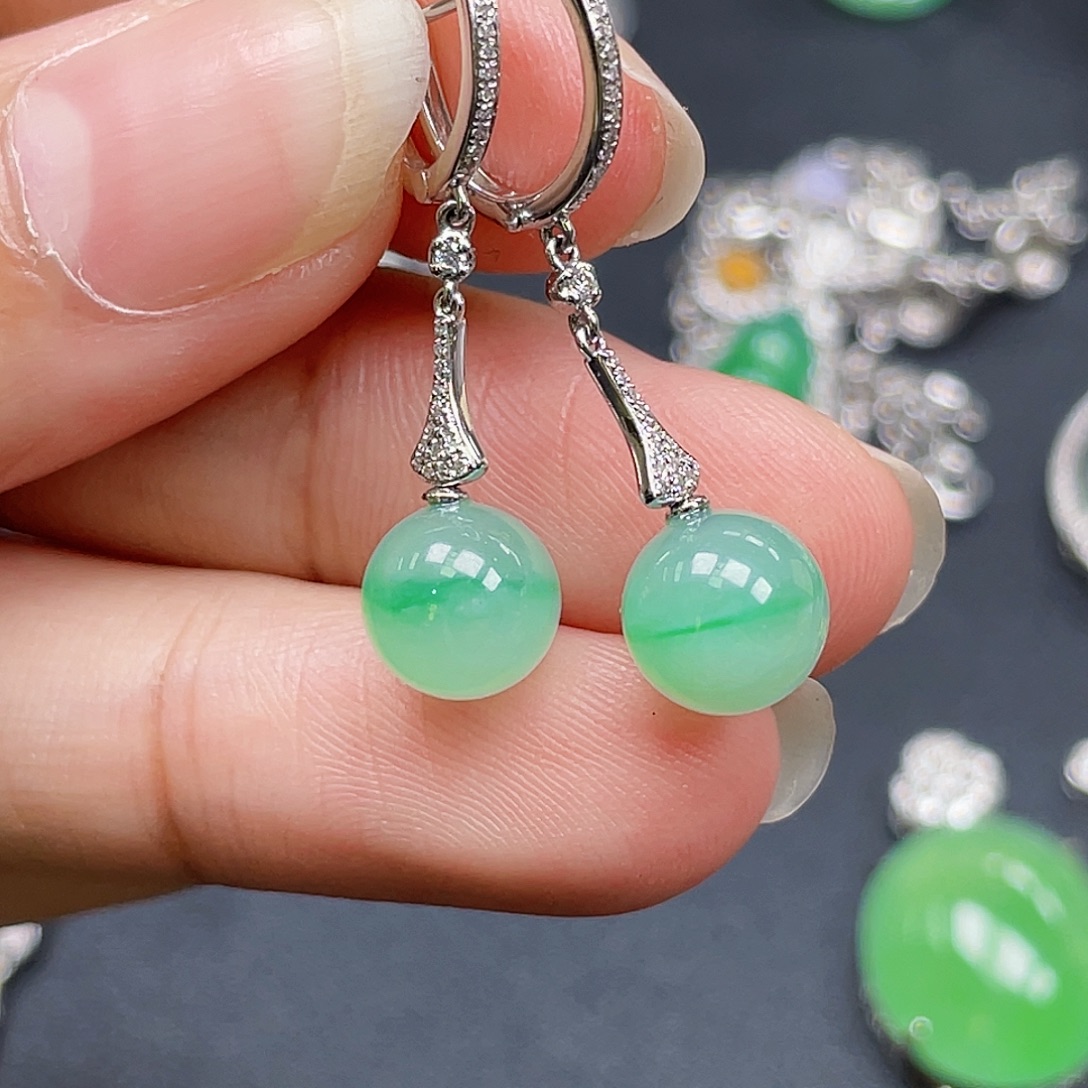 翡翠18K金镶嵌耳饰绿飘花珠子