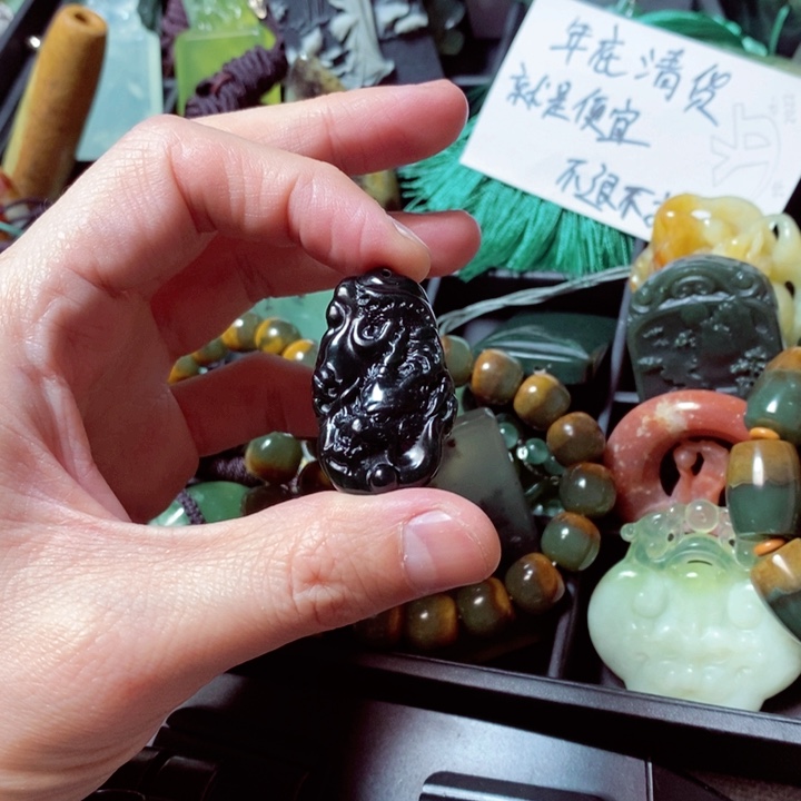蛇纹石玉颈饰合金