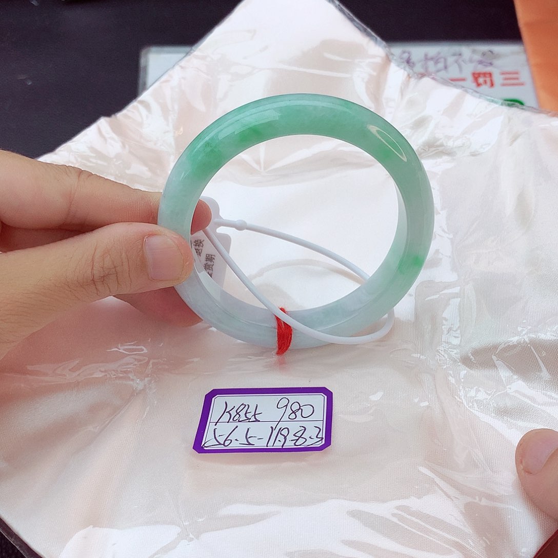 翡翠手镯未镶嵌翡翠